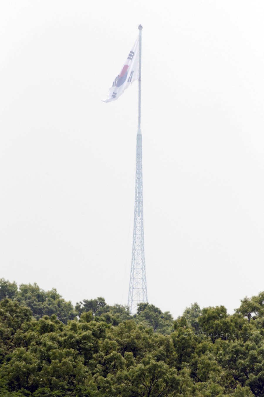 Bandera de Daeseongdong, Korea del Sur. (Tomada desde la parte norte de la DMZ).