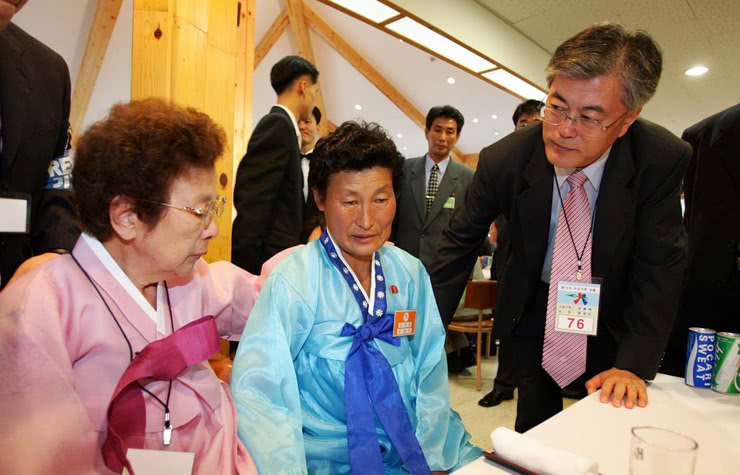 El presidente actual de Korea del Sur, Moon Jae-in, con su mamá nacida en Hungnam, Korea del Norte (donde está la planta de fertilizante) justo a la izquierda, y una tía que todavía vive en el norte al centro. Fue en una de las reuniones que han hecho de familiares divididos por la guerra. Foto tomada antes de que fuera presidente.