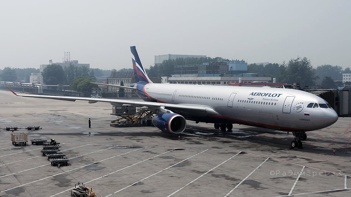 Airbus A330-300 de Aeroflot próximo a partir a Moscú, mientras yo caminaba hacia la sala de espera de salida a Pyongyang.  Yo usaría este mismo vuelo tiempo después.