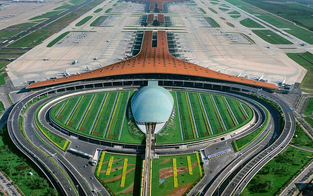 Terminal 3 del Aeropuerto Internacional de Beijing en forma de dragón. La cabeza es la estación de tren, cuyo servicio conecta con el metro de la ciudad.