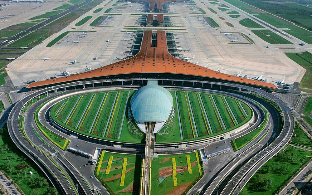 Terminal 3 del Aeropuerto Internacional de Beijing en forma de dragón.  La cabeza es la estación de tren, cuyo servicio conecta con el metro de la ciudad.